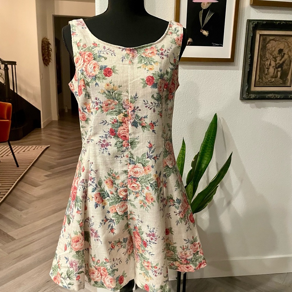 Floral Mini Jumpsuit with Sleeveless Design for Casual Occasions